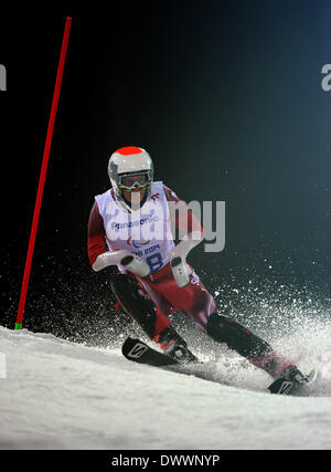 Sochi, Russia. 13 Mar, 2014. Jochi Roethlisberger della Svizzera compete durante lo sci alpino slalom speciale maschile secondo run - stading concorso al 2014 Giochi Paralimpici Invernali a Sochi, Russia il 13 marzo 2014. Credit: Iam Tianfang/Xinhua/Alamy Live News Foto Stock