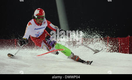 Sochi, Russia. 13 Mar, 2014. Braydon Luscombe del Canada compete durante lo sci alpino slalom speciale maschile secondo run - stading concorso al 2014 Giochi Paralimpici Invernali a Sochi, Russia il 13 marzo 2014. Credit: Iam Tianfang/Xinhua/Alamy Live News Foto Stock