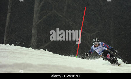 Sochi, Russia. 13 Mar, 2014. Ben Sneesby di Gran Bretagna compete durante lo sci alpino slalom speciale maschile secondo run - seduta la concorrenza a 2014 Giochi Paralimpici Invernali a Sochi, Russia il 13 marzo 2014. Credit: Iam Tianfang/Xinhua/Alamy Live News Foto Stock