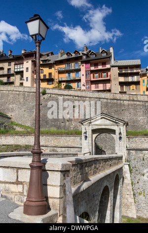 Cancello di ingresso alla vecchia città fortificata di Briancon in Provence-Alpes-Cote d Azur regione nel sud-est della Francia. Foto Stock