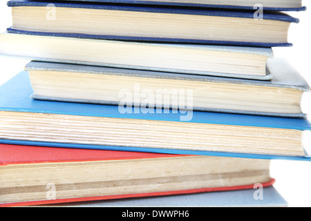 Pila di libri isolato Foto Stock
