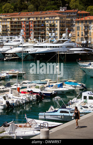 Yacht di lusso nel porto di Nizza Cote d'Azur sulla Riviera francese nel Sud della Francia. Foto Stock