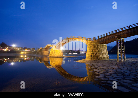 Illuminato Ponte Kintai, prefettura di Yamaguchi, Giappone Foto Stock