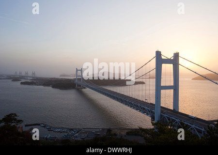 Seto Ohashi Bridge al tramonto, Giappone Foto Stock