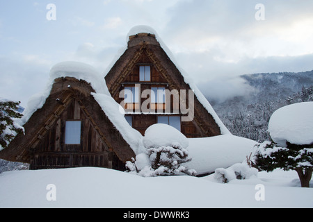 Vecchie case nel villaggio di Shirakawa in inverno, Prefettura di Gifu, Giappone Foto Stock