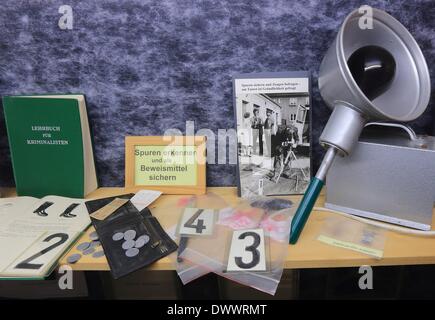 Aschersleben, Germania. 05 Mar, 2014. Gli strumenti utilizzati dagli inquirenti sono sul display del panopticum penale in Aschersleben, Germania, 05 marzo 2014. Ex commissario di polizia Steffen Claus ha messo insieme numerosi pezzi espositivi dal mondo di omicidio, omicidio colposo, furto e rapina. Foto: Jens WOLF/dpa/Alamy Live News Foto Stock