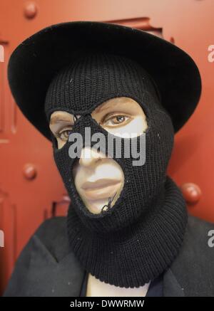 Aschersleben, Germania. 05 Mar, 2014. Una bambola vestito facciata penale alpinista è sul display del panopticum penale in Aschersleben, Germania, 05 marzo 2014. Ex commissario di polizia Steffen Claus ha messo insieme numerosi pezzi espositivi dal mondo di omicidio, omicidio colposo, furto e rapina. Foto: Jens WOLF/dpa/Alamy Live News Foto Stock