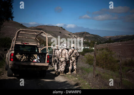 Tijuana, Messico. 13 Mar, 2014. Un team di ricerca di autorità federale inizia l'ispezione del sito in cui resti umani sono presumibilmente trova, e che potrebbero essere connessi alla criminalità organizzata, a Lomas Encantadas quartiere, nella città di confine di Tijuana, a nord-ovest di Messico, 13 marzo 2014. Autorità federali trovati giovedì un presunto "narco tomba" a Lomas Encantadas quartiere, dove si suppone che i membri delle bande di spacciatori bruciato i cadaveri di uomini e donne durante il 2007, secondo i media locali. Credito: Guillermo Arias/Xinhua/Alamy Live News Foto Stock