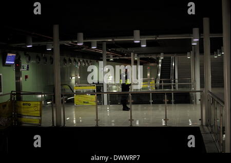 Panama City, Panama. 13 Mar, 2014. Un poliziotto custodisce il "5 de Mayo' della stazione della metropolitana di Panama, durante una corsa di prova, nella città di Panama, capitale di Panama, 13 marzo 2014. La linea 1 della metropolitana di Panama sarà ufficialmente inaugurato il 5 aprile con 13 stazioni e una lunghezza di 13,7 km. © Mauricio Valenzuela/Xinhua/Alamy Live News Foto Stock