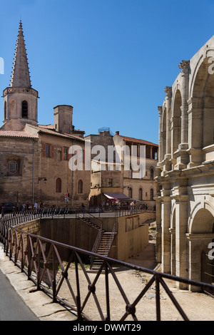 L' Anfiteatro romano nel centro storico della città di Arles in Provenza nel sud della Francia. Foto Stock