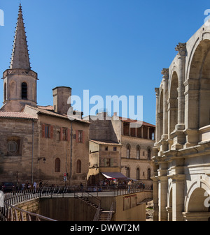 L' Anfiteatro romano nel centro storico della città di Arles in Provenza nel sud della Francia. Foto Stock