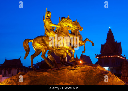 Statua di Techo Meas e Techo Yot su Sisowath Quay Riverfront al crepuscolo, Phnom Penh Foto Stock