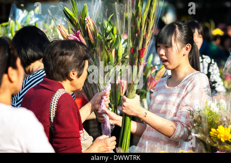 Acquisto di fiori nel nuovo anno il mercato dei fiori, Victoria Park, Hong Kong Foto Stock