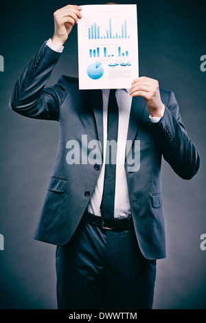 Ritratto di un giovane imprenditore documento di contenimento nella parte anteriore del suo volto Foto Stock