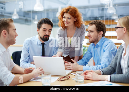 Gruppo di business partner per discutere le idee su progetto alla riunione Foto Stock