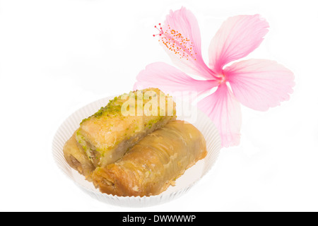 Dolce con il baklava con fiore hibiscus, cultura Orientale è isolato su sfondo bianco Foto Stock