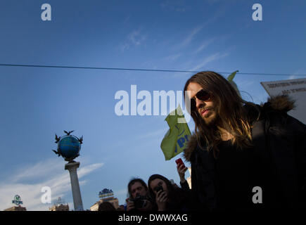 Kiev, Ucraina. 13 Mar, 2014. Jared Joseph Leto visite Euromaidan camp su piazza Indipendenza a Kiev, il 13 marzo 2014. Credito: Sergii Kharchenko/NurPhoto/ZUMAPRESS.com/Alamy Live News Foto Stock