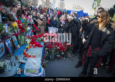 Kiev, Ucraina. 13 Mar, 2014. Jared Joseph Leto visite Euromaidan camp su piazza Indipendenza a Kiev, il 13 marzo 2014. Credito: Sergii Kharchenko/NurPhoto/ZUMAPRESS.com/Alamy Live News Foto Stock