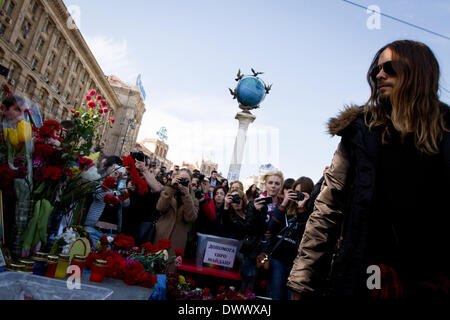 Kiev, Ucraina. 13 Mar, 2014. Jared Joseph Leto visite Euromaidan camp su piazza Indipendenza a Kiev, il 13 marzo 2014. Credito: Sergii Kharchenko/NurPhoto/ZUMAPRESS.com/Alamy Live News Foto Stock