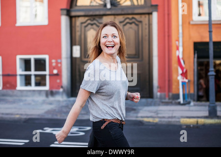 Ritratto di felice metà donna adulta a camminare su una strada di città Foto Stock