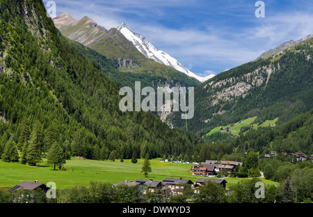 Paesaggio rurale di Heiligenblut, Tirolo del Nord, la montagna più alta dell'Austria in background, Grossglockner (3797 m. di elevazione) Foto Stock