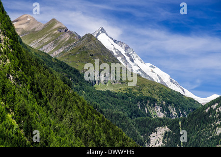 Paesaggio rurale di Heiligenblut, Tirolo del Nord, la montagna più alta dell'Austria in background, Grossglockner (3797 m. di elevazione) Foto Stock