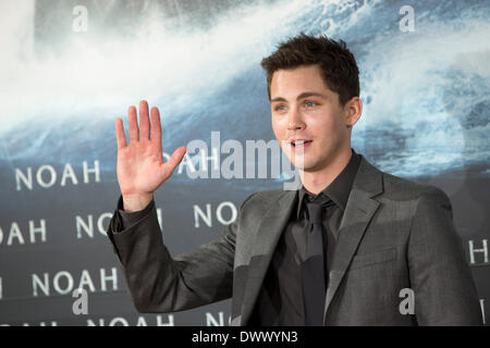 U.S attore Logan Lerman assiste il "Noè' Germania Premiere del film allo Zoo Palast giovedì, 13 marzo 2014 a Berlino, Germania. (Foto di AP/Axel Schmidt) U.S attore Logan Lerman assiste il "Noè' Germania Premiere del film allo Zoo Palast giovedì, 13 marzo 2014 a Berlino, Germania. Foto Stock