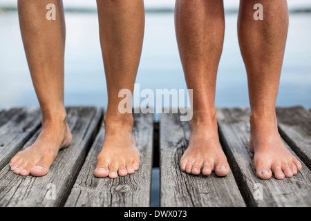 Sezione bassa delle donne in piedi sul molo Foto Stock