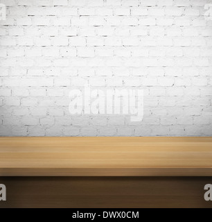 In legno tabella vuota con il bianco muro di mattoni Foto Stock