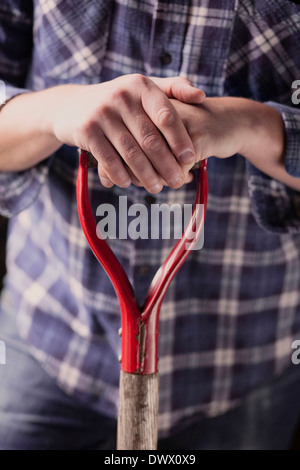 Sezione mediana del contadino azienda forcone la maniglia Foto Stock