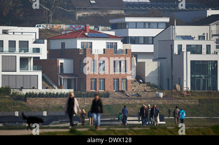 Le nuove case sono costruite accanto al Phoenis-See a Dortmund, Germania, 11.03.2014 sull'area di una ex acciaierie. Foto: Bernd Thissen/dpa Foto Stock