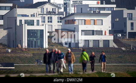 Le nuove case sono costruite accanto al Phoenis-See a Dortmund, Germania, 11.03.2014 sull'area di una ex acciaierie. Foto: Bernd Thissen/dpa Foto Stock