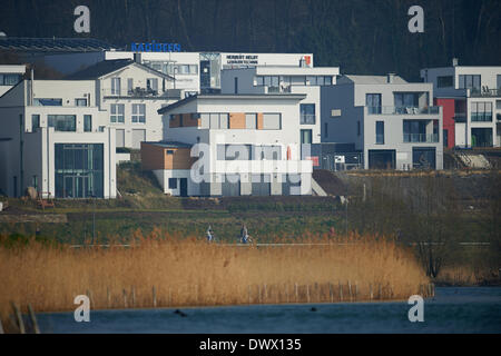 Le nuove case sono costruite accanto al Phoenis-See a Dortmund, Germania, 11.03.2014 sull'area di una ex acciaierie. Foto: Bernd Thissen/dpa Foto Stock