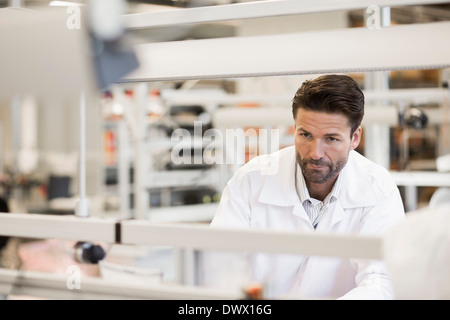 Coppia engineer lavorano nel settore manifatturiero Foto Stock