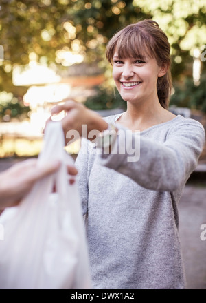 Ritratto di giovane donna venditore a vendere verdure Foto Stock