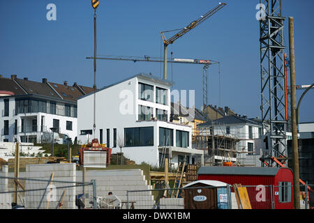 Le nuove case sono costruite accanto al Phoenis-See a Dortmund, Germania, 11.03.2014 sull'area di una ex acciaierie. Foto: Bernd Thissen/dpa Foto Stock