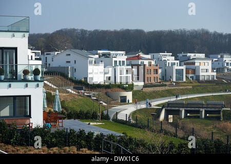 Le nuove case sono costruite accanto al Phoenis-See a Dortmund, Germania, 11.03.2014 sull'area di una ex acciaierie. Foto: Bernd Thissen/dpa Foto Stock