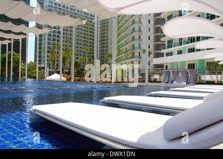 Paranaque, Filippine. 13 Marzo 2014: lap pool parte di Azure residenza urbana che è un 6 ettaro di developer secolo proprietà in Paranaque City. Foto di Gregorio B. Dantes Jr./Pacific Press/Alamy Live News Foto Stock