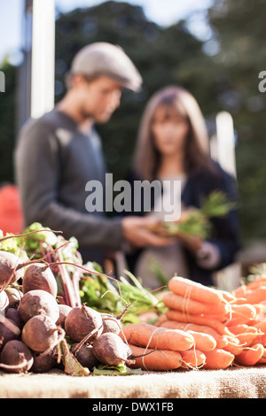 Freschi carote e barbabietole con stallo del mercato Foto Stock