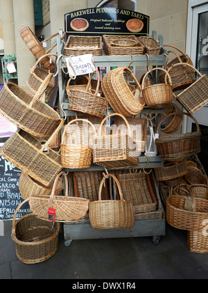 Cestini di vimini per la vendita al di fuori di un negozio di articoli da regalo in Bakewell Derbyshire England Regno Unito Foto Stock