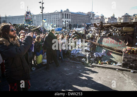 Kiev, Ucraina. 13 Mar, 2014. Jared Joseph Leto visite Euromaidan camp su piazza Indipendenza a Kiev, il 13 marzo 2014. Credito: Sergii Kharchenko/NurPhoto/ZUMAPRESS.com/Alamy Live News Foto Stock