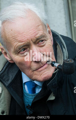 Londra, Regno Unito. 24 gen 2009. I manifestanti hanno portato da Tony Benn MP marzo alla libera Gaz e di vergogna la BBC, Londra 24 Gennaio 2009. Credito: Guy Bell/Alamy Live News Foto Stock