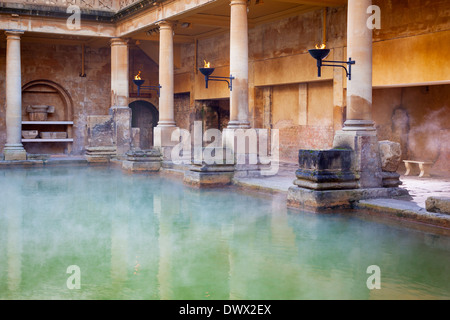 Aumento del vapore su off l'acqua minerale calda nella grande vasca da bagno, parte delle terme romane in bagno, REGNO UNITO Foto Stock