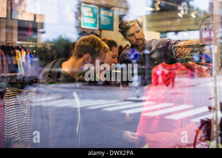 Gli amici dello shopping di abiti caldi in negozio Foto Stock