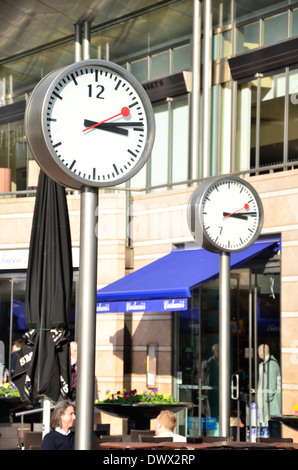 Orologi fuori Carluccio's ristorante a Canary Wharf, Docklands, East London, England, Regno Unito Foto Stock