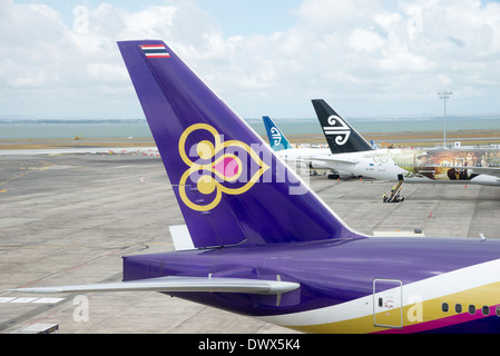 Impennaggi aeromobili di Thai e Air New Zealand aeromobili all'Aeroporto Internazionale di Auckland Auckland Nuova Zelanda Foto Stock