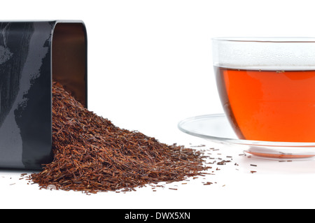 Organici naturali rooibos in un stagno e tazza di tè rooibos. Tisane tè senza caffeina isolati su sfondo bianco. Foto Stock