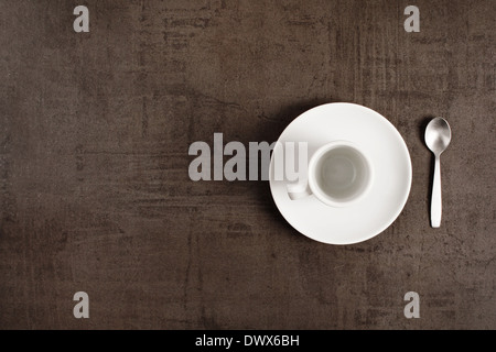 Svuotare il caffè sul tavolo Foto Stock