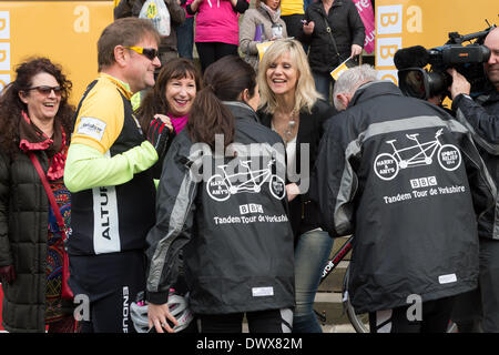 Guarda a nord Harry & Amy Tandem del Tour de Yorkshire in aiuto di rilievo dello Sport - Harry & Amy prima dell'inizio, sorridente, ridendo e chiacchierando con Gary Verity, Kay Mellor & Linda Barker - Leeds Town Hall, West Yorkshire, Inghilterra, Regno Unito. Foto Stock