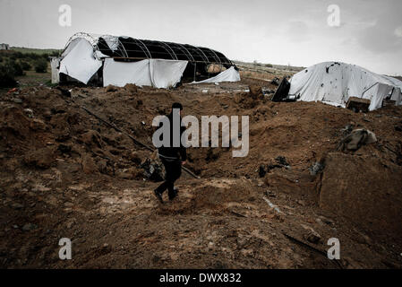 La striscia di Gaza, Territori palestinesi. 17 feb 2012. Palestinesi ispezionare il danno a seguito di un israeliano aria investe sul tunnel di contrabbando a Rafah nel sud della striscia di Gaza il 13 marzo 2014. Egitto mediate un cessate il fuoco il giovedì che mira a porre fine a una recrudescenza degli attacchi missilistici da Gaza sulle città israeliane e incursioni aeree israeliane in enclave palestinese, la Jihad islamica militante di detto gruppo. © Abed Rahim Khatib/NurPhoto/ZUMAPRESS.com/Alamy Live News Foto Stock